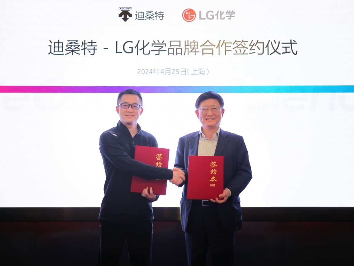 LG화학 노국래 석유화학본부장(오른쪽)과 중국 데상트 왕유성 부사장이 기념촬영을 하고있다. 사진=LG화학