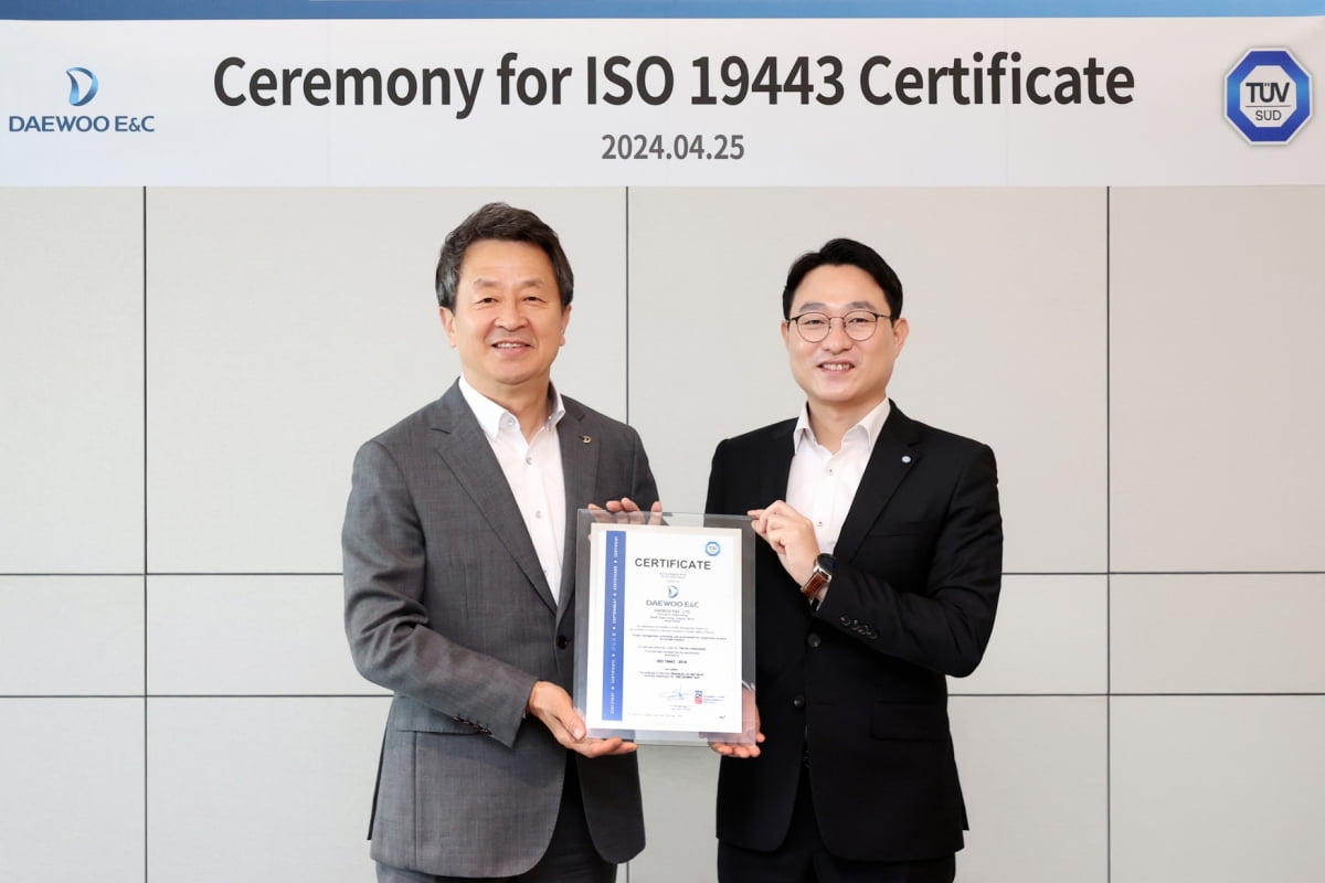 ISO 19443 인증서 수여식에 참석한 대우건설 백정완 대표이사(좌)와 TÜV SÜD Korea 서정욱 대표이사. 사진=대우건설