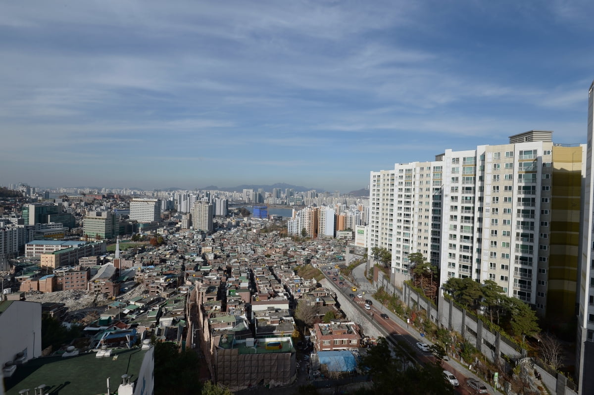 흑석동 아파트 단지 및 주택가 전경. 사진=동작구청