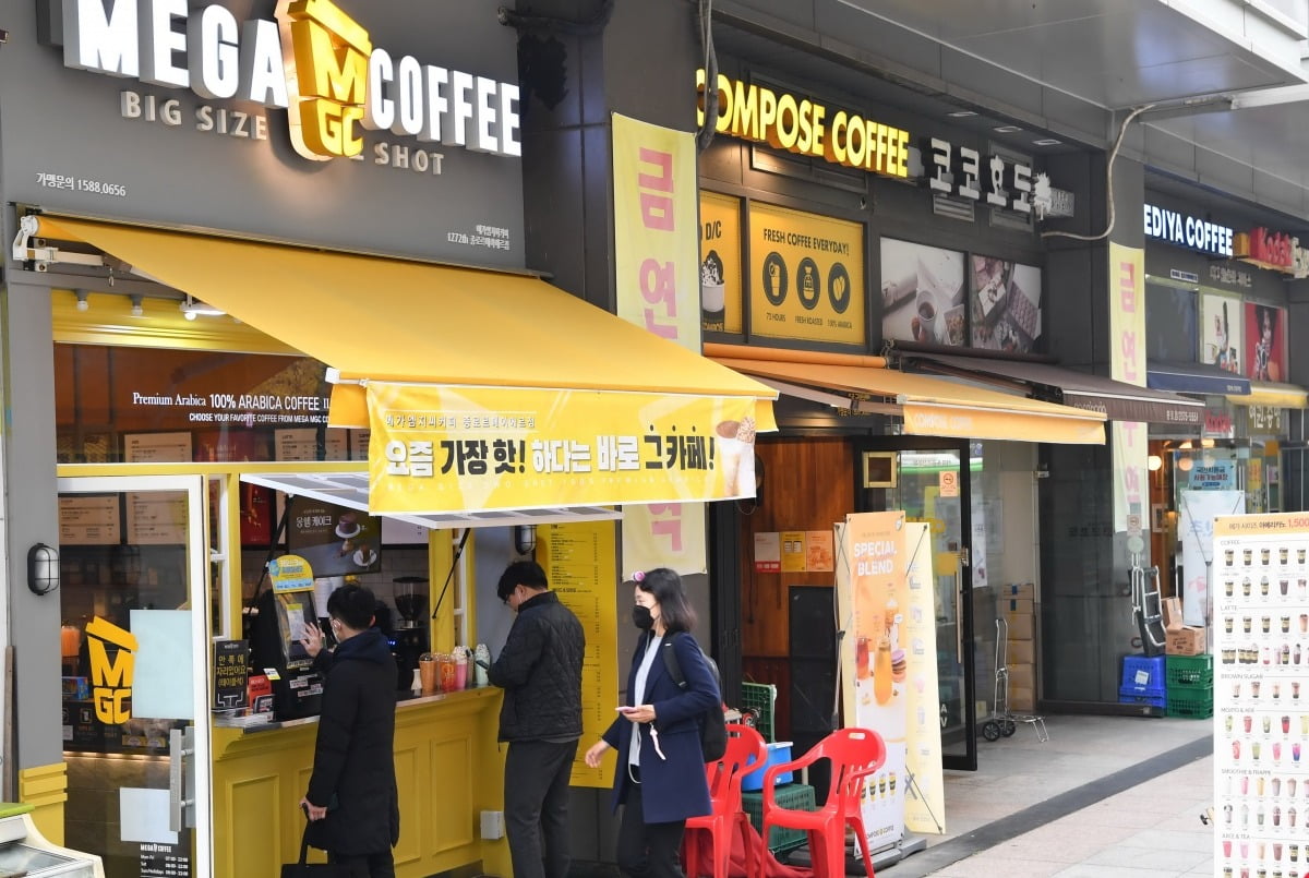 원두 가격 급등에 따라 주요 커피숍들이 가격 인상에 나설 가능성도 제기된다.  사진=연합뉴스