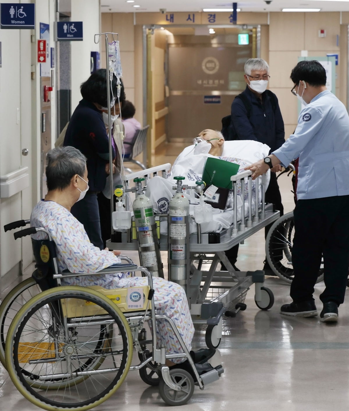  25일 서울 시내의 한 대형병원에서 환자들이 이동하고 있다.  사진=한국경제신문
