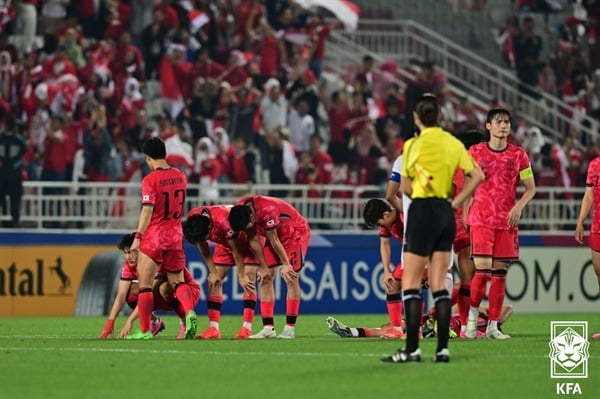 지난  26일 카타르 도하 압둘라 빈 칼리파 스타디움에서 열린 2024 아시아축구연맹(AFC) 23세 이하(U-23) 아시안컵 8강 한국과 인도네시아의 경기에서 승부차기 끝에 인도네시아에 패한 선수들이 실망하는 모습. 한국은 인도네시아와 2대2로 승부를 가리지 못한 뒤 승부차기에서 10-11로 패했다. 1988년서울 올림픽부터 매번 본선 무대에 올랐던 한국은 이번 패배로 10회 연속 본선 진출이 무산됐다. 