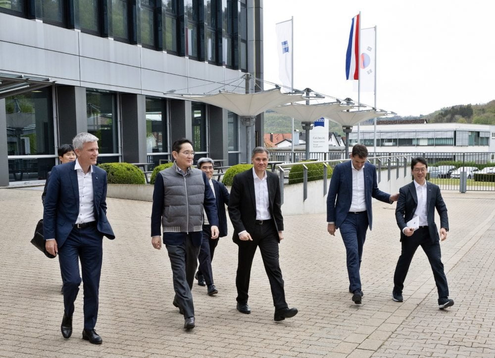 26일(현지 시간) 이재용 삼성전자 회장이 독일 오버코헨 자이스 본사를 방문한 뒤 이동하고 있다. 사진=삼성전자
