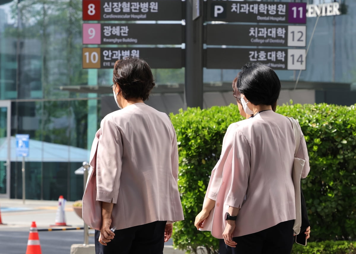 병원에 남아 환자 돌보는 임상 여 교수들 “한계..사직하고싶다”