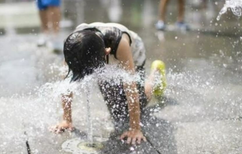 분수대에서 물놀이 하는 어린이./ 사진=연합뉴스