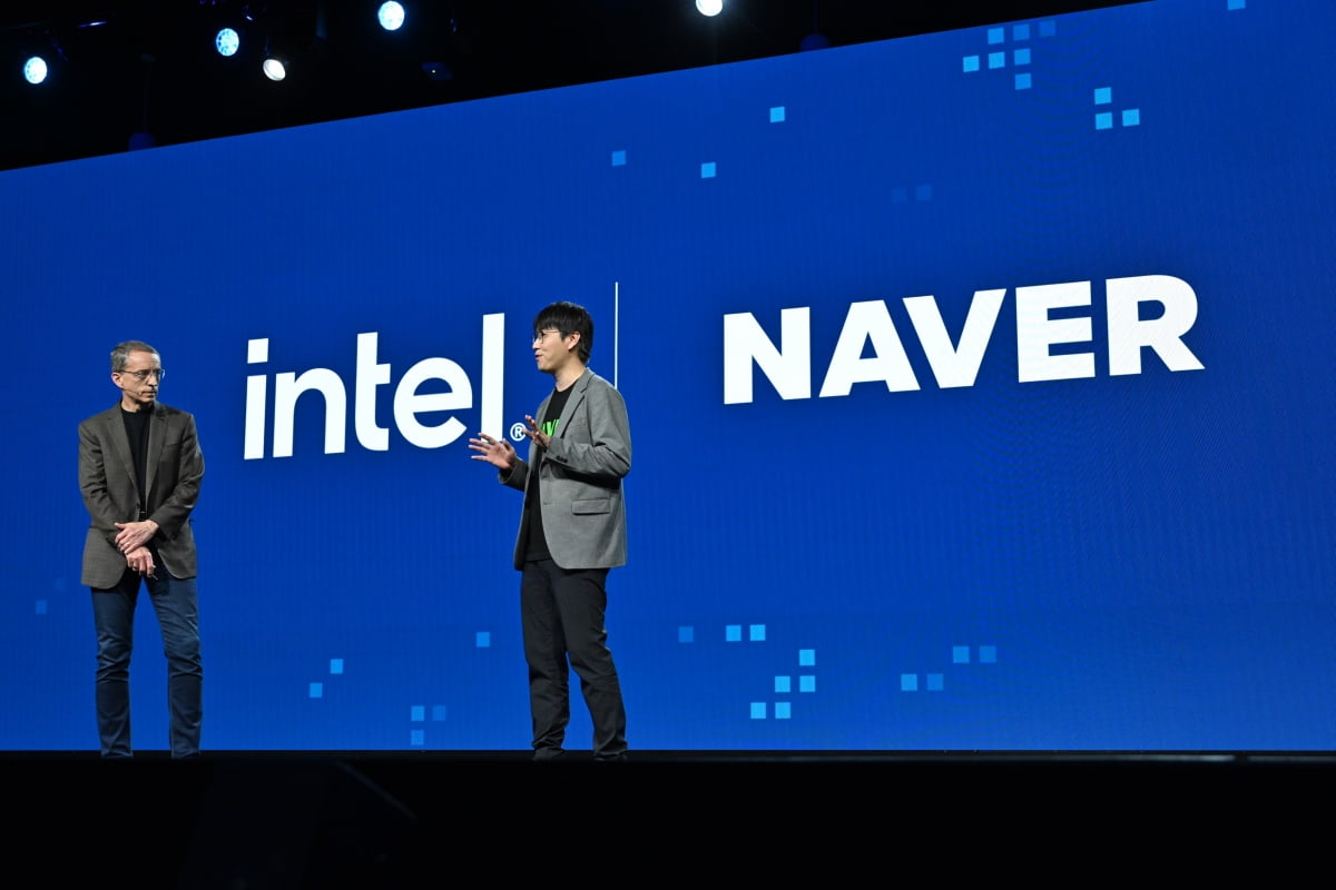 '인텔 비전 2024'에서 팻 겔싱어 인텔 CEO와 하정우 네이버클라우드 AI 이노베이션 센터장이 양사 협력사항에 대한 대담을 나누고 있다./네이버