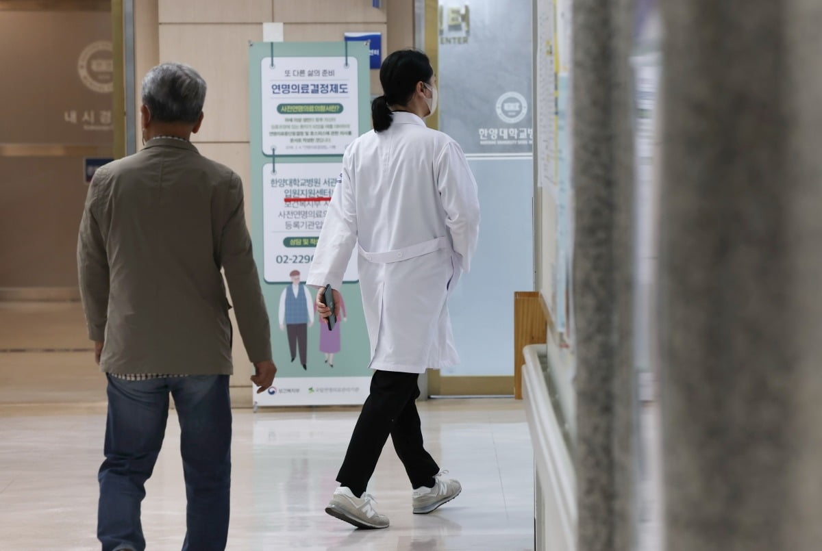 의대 교수들의 사직이 현실화된 가운데 25일 서울 시내의 한 대형병원에서 환자와 의사들이 이동하고 있다.  사진=한국경제신문