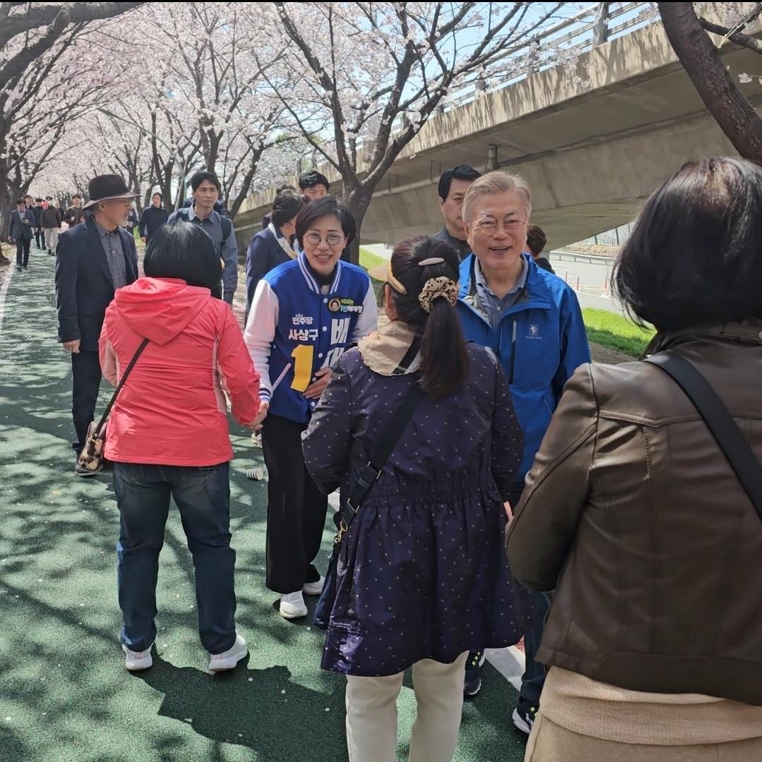 문재인 전 대통령, 부산 사상 지원 방문…비슷한 시간 한동훈도