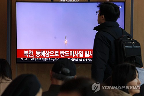 북, 동해상으로 중거리급 탄도미사일 발사…15일만의 도발(종합)