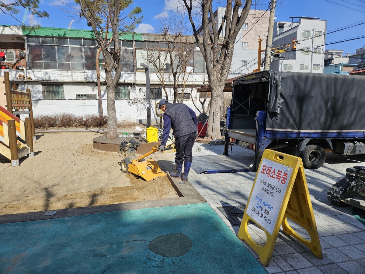 '모래놀이터 안전하게'…중랑구, 200도 스팀 소독 진행