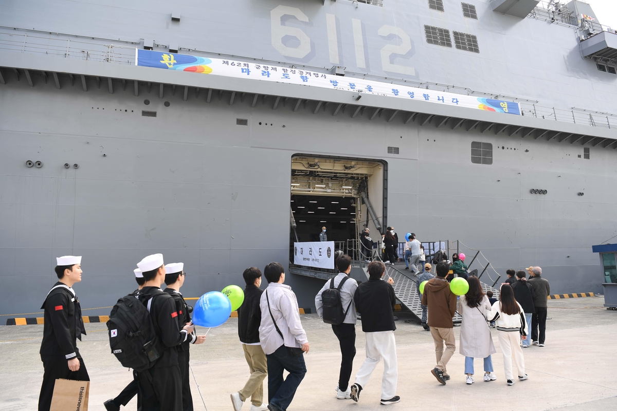 진해군항제 기간 해군 부대 개방 '인기'…상춘객 16만명 다녀가