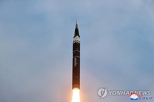 일본 정부 "북한 어제 신형 고체연료 중거리 탄도미사일 발사"
