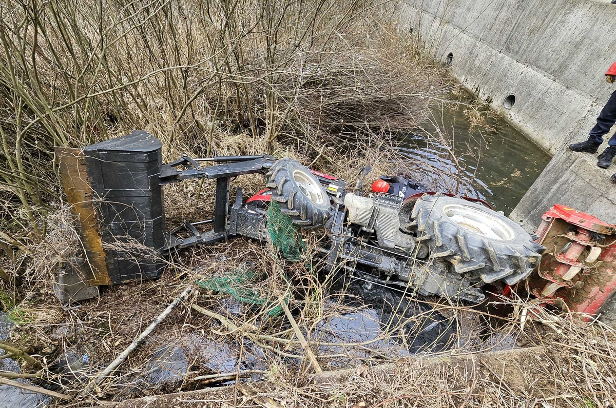 횡성 사방 댐 아래 전복된 트랙터…60대 숨진 채 발견