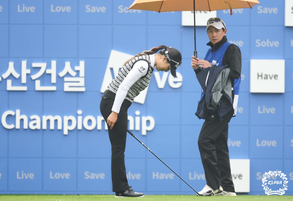 '허리 숙여 사죄'로 시작한 윤이나, 복귀 무대 첫날 2언더파