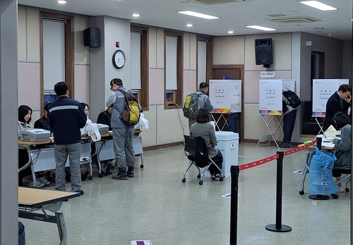 [사전투표] "투표는 당연히 할 일"…경남 유권자 매시간 4만명 발길(종합)