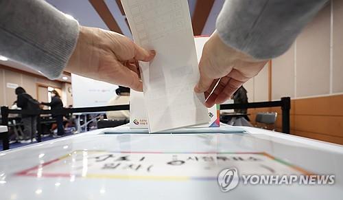 [사전투표] "투표는 당연히 할 일"…경남 유권자 매시간 4만명 발길(종합)