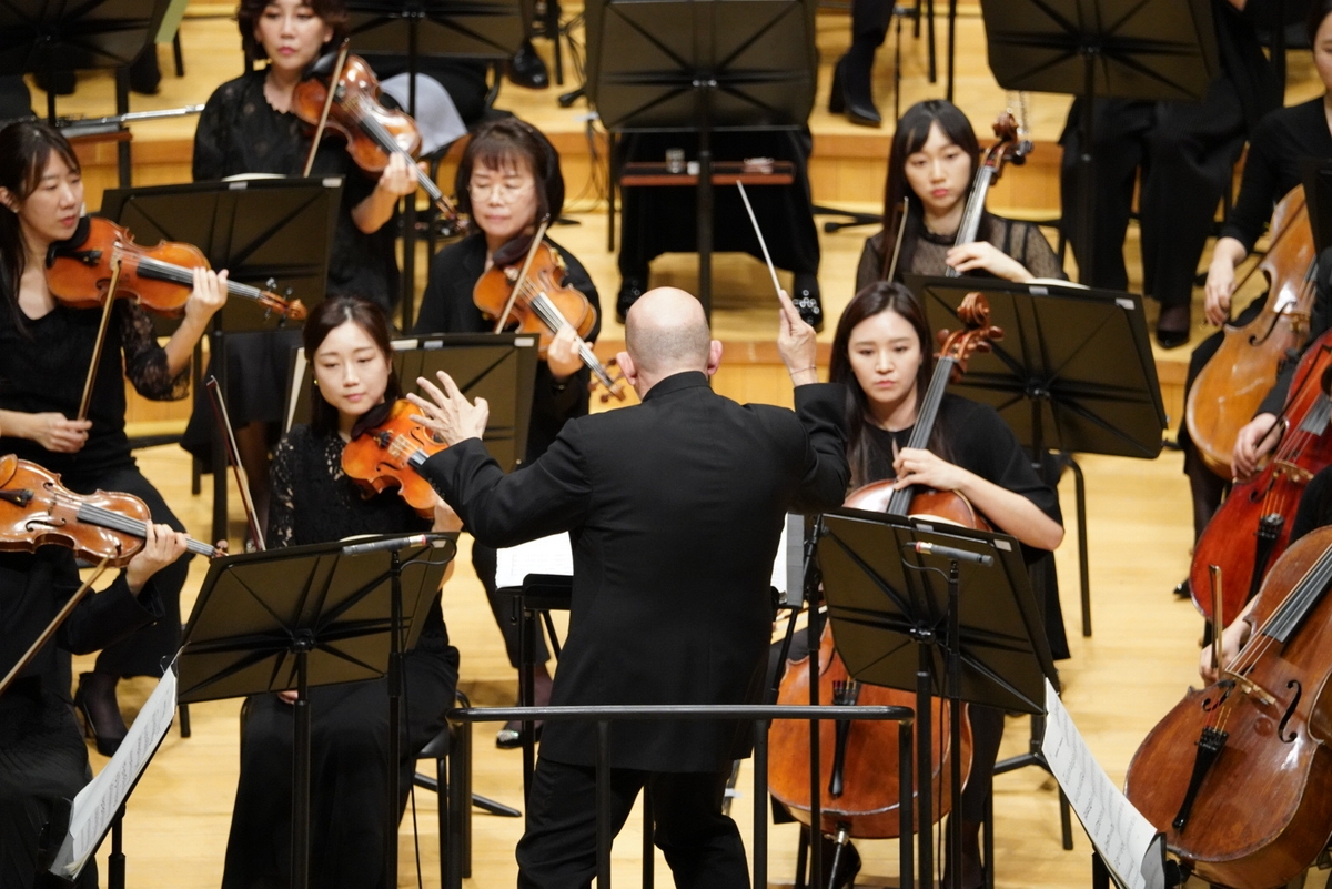 츠베덴과 서울시향…심심한 엘가와 직진 일변도의 쇼스타코비치