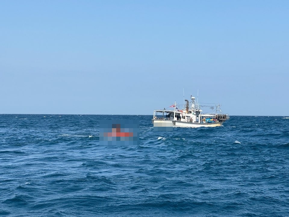 동해 망상해변 해상에서 침수 어선 전복…승선원 2명 구조