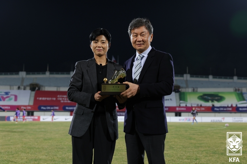 'A매치 38골' 여자축구 전가을, 눈물의 은퇴식…"본보기됐으면"(종합)