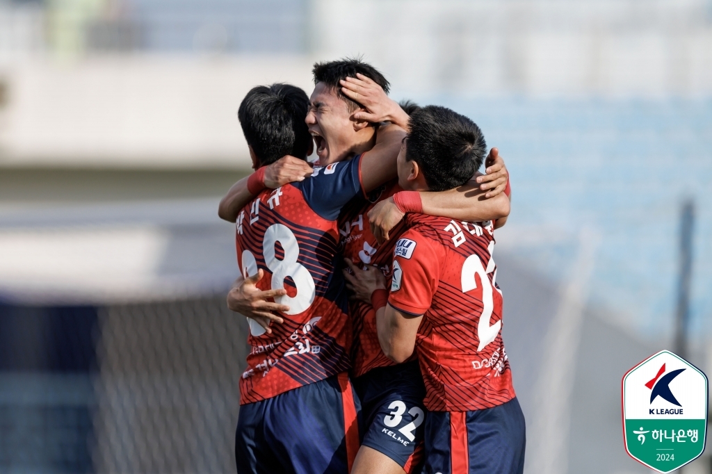 '정치인 멀티골' 김천, 광주에 2-1 역전승 '선두 탈환'(종합)