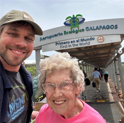 91세에 '생애 첫 여권' 만든 미국 할머니, 손자와 세계일주 도전