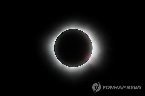 "태양이 깨졌다"…해와 달이 만든 우주쇼에 멕시코주민들 '탄성'