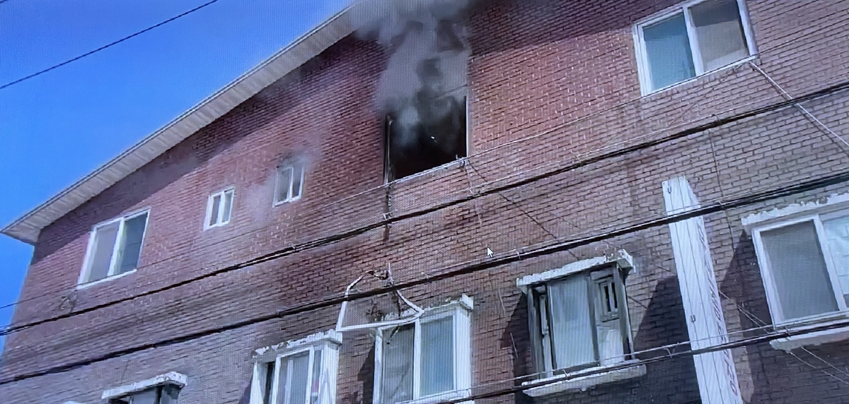 원주 다가구 주택 3층서 불…6명 구조·3명 연기흡입 이송