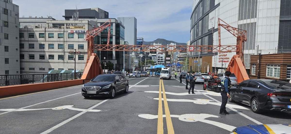 '도개교' 부산 영도대교서 차단기 오작동…승용차 날벼락