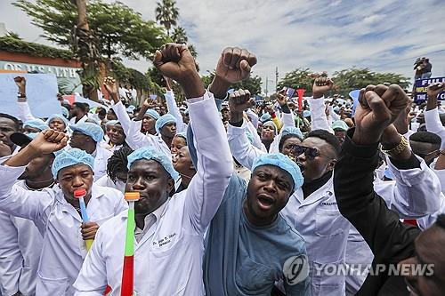 케냐 수도 공립병원, 파업 참여 의사 100명 해고
