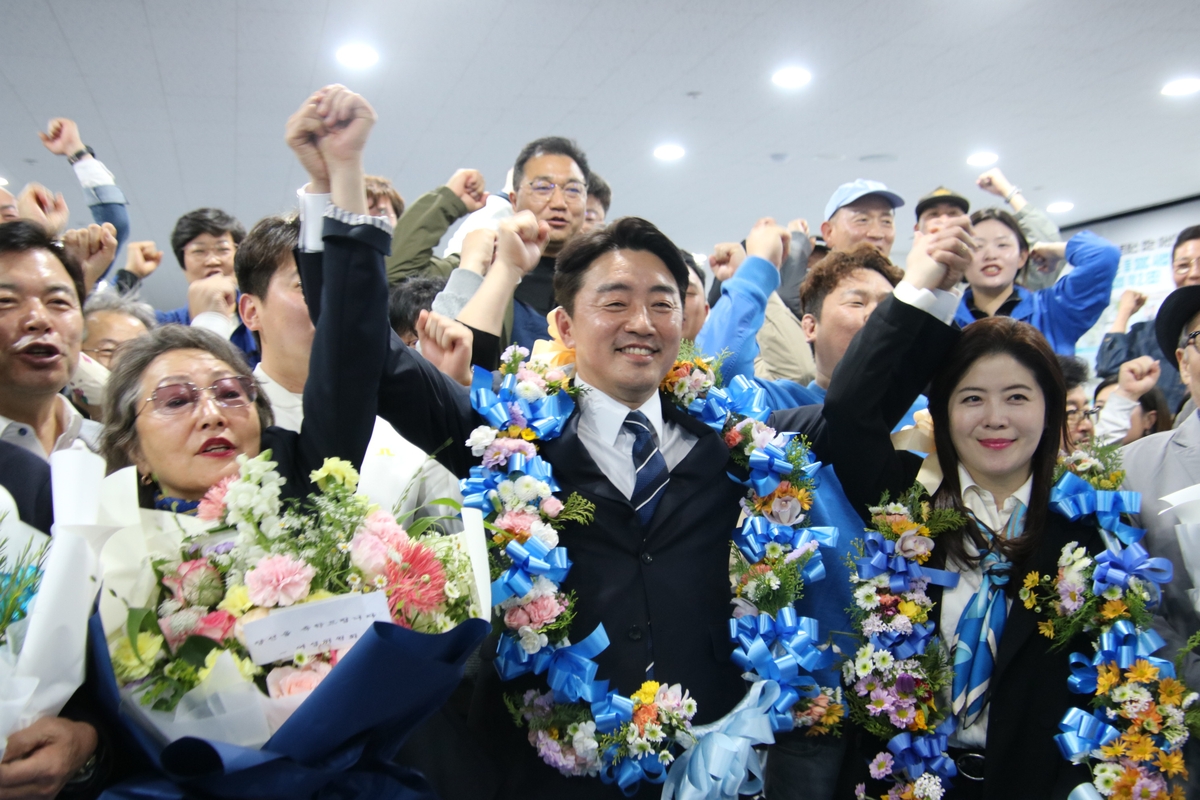 [당선인 인터뷰] 강훈식 "위기에 놓인 대한민국을 바로 세우겠다"