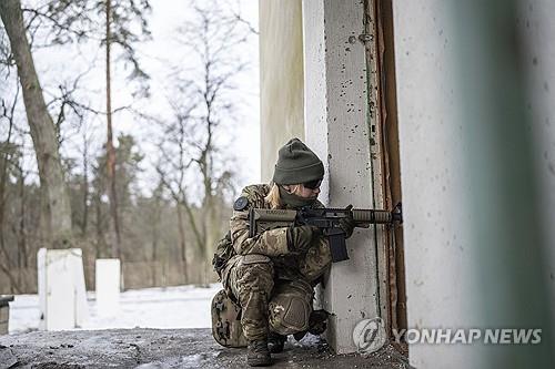 우크라 군사고문, 병력 부족에 "여성도 징병제 도입해야"