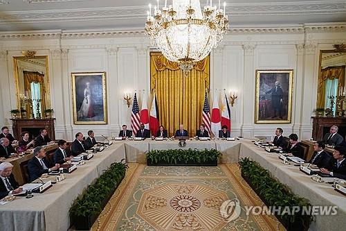 美日필리핀, 첫 3국 정상회의…'中견제' 小다자 협의체 추가(종합)