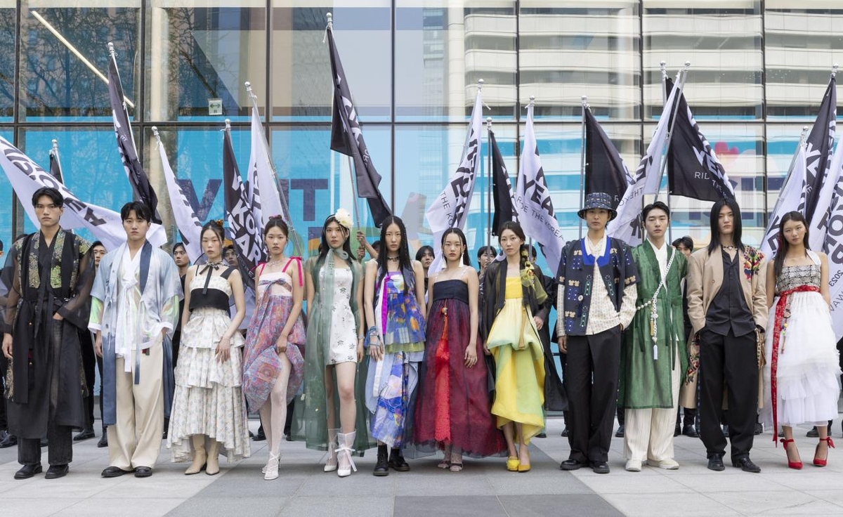 한국관광공사, 청계천 일대서 한복 패션쇼 개최