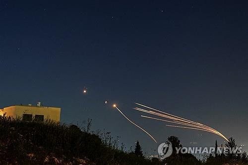 이란 공격 임박 와중에…헤즈볼라, 이스라엘 겨냥 로켓 공격