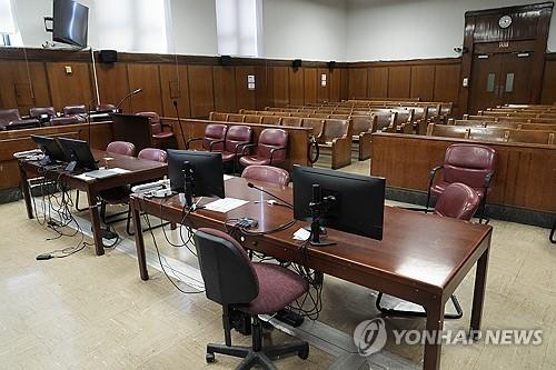 트럼프, 전직 美 대통령 중 첫 형사재판…6주 이상 법정에 선다