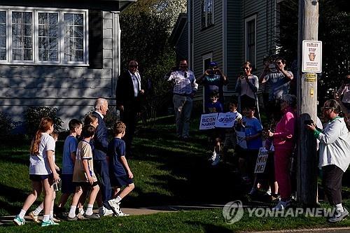 바이든 '대선경합주' 고향 방문…"사랑해요" vs "꺼져라" 교차