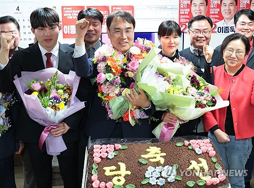 총선일 진해 당선인 직접 찾은 창원시장 행보 놓고 여야 '공방'(종합)