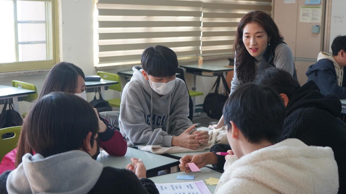 LG생활건강, 학교폭력 예방교육 '학교야 웃자' 프로그램 개시