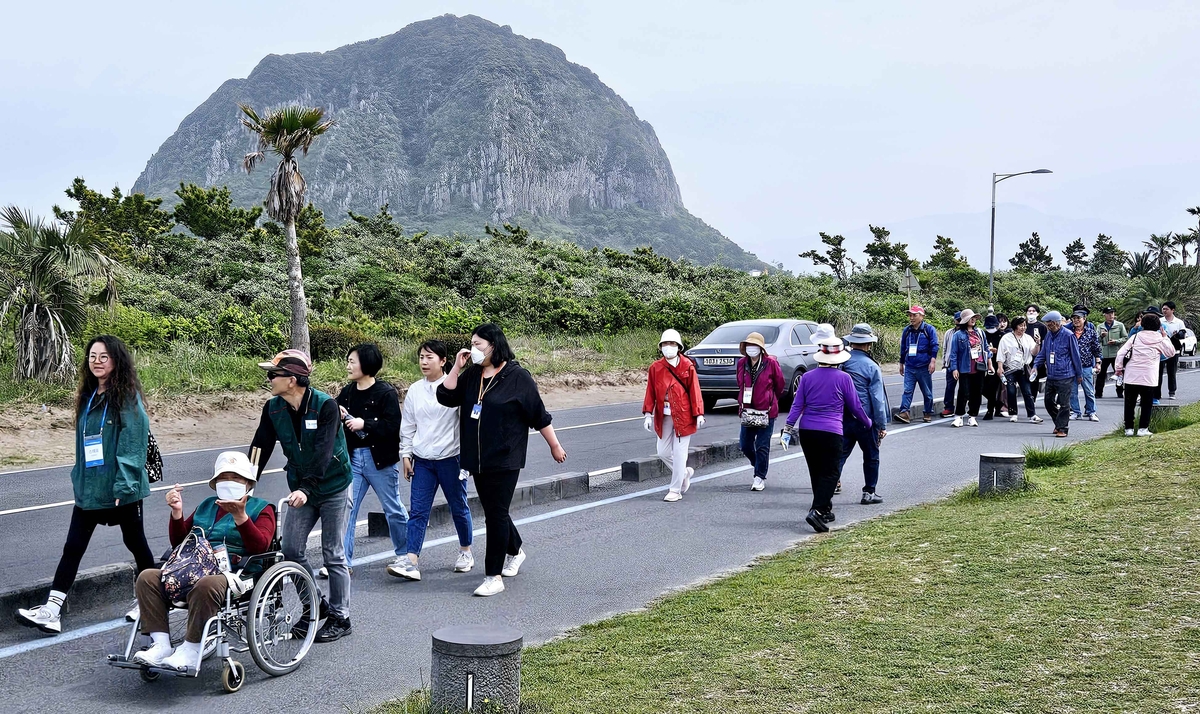 "누구에게나 편안" 75세 어르신들 '무장애 제주 관광'