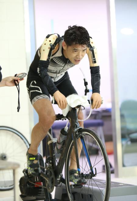 두 팔 없는 철인 김황태 "장애인 여러분, 세상 밖으로 나오세요"