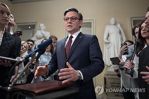 우크라 등 지원안 美하원통과 중심에 '친트럼프' 존슨 의장