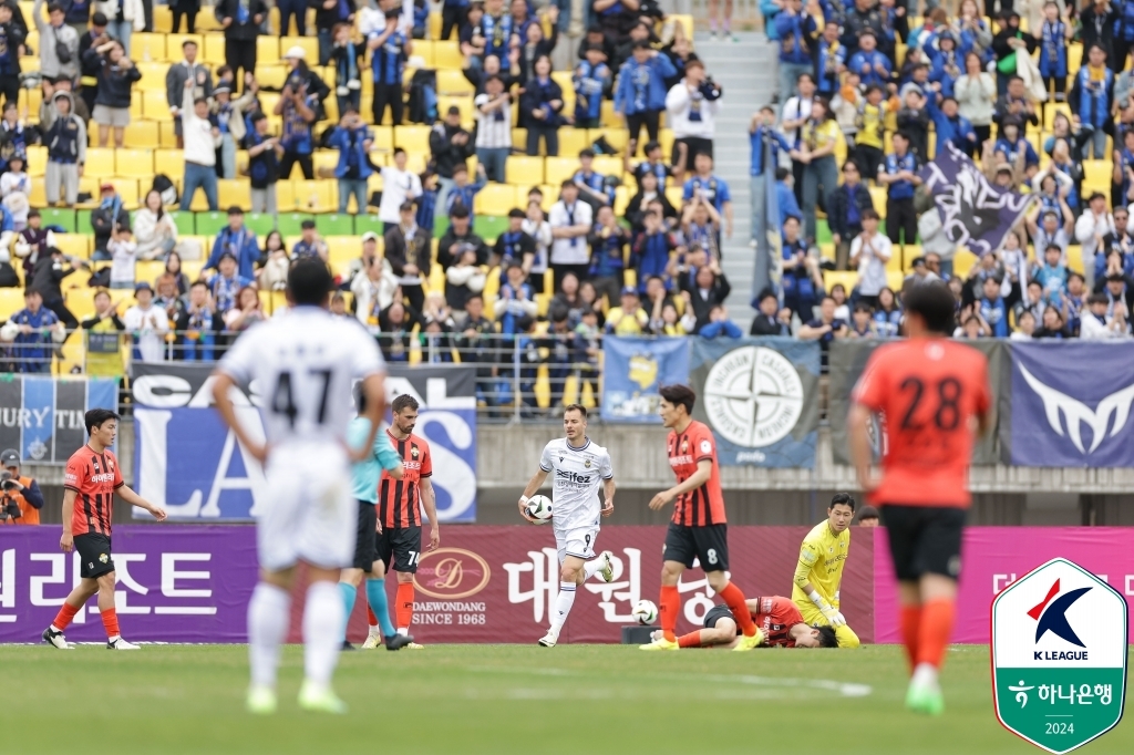 '야고 해트트릭' 강원, 인천에 4-1 대승…'4위로 점프'