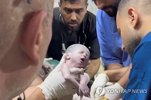 숨진 엄마 배 속에서 힘겹게…가자지구 태아, 제왕절개로 생존