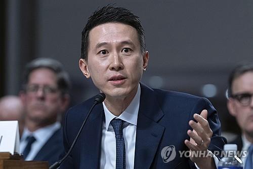 틱톡 CEO, 美 강제매각법 제정에 "우린 안 떠나"…소송전 예고