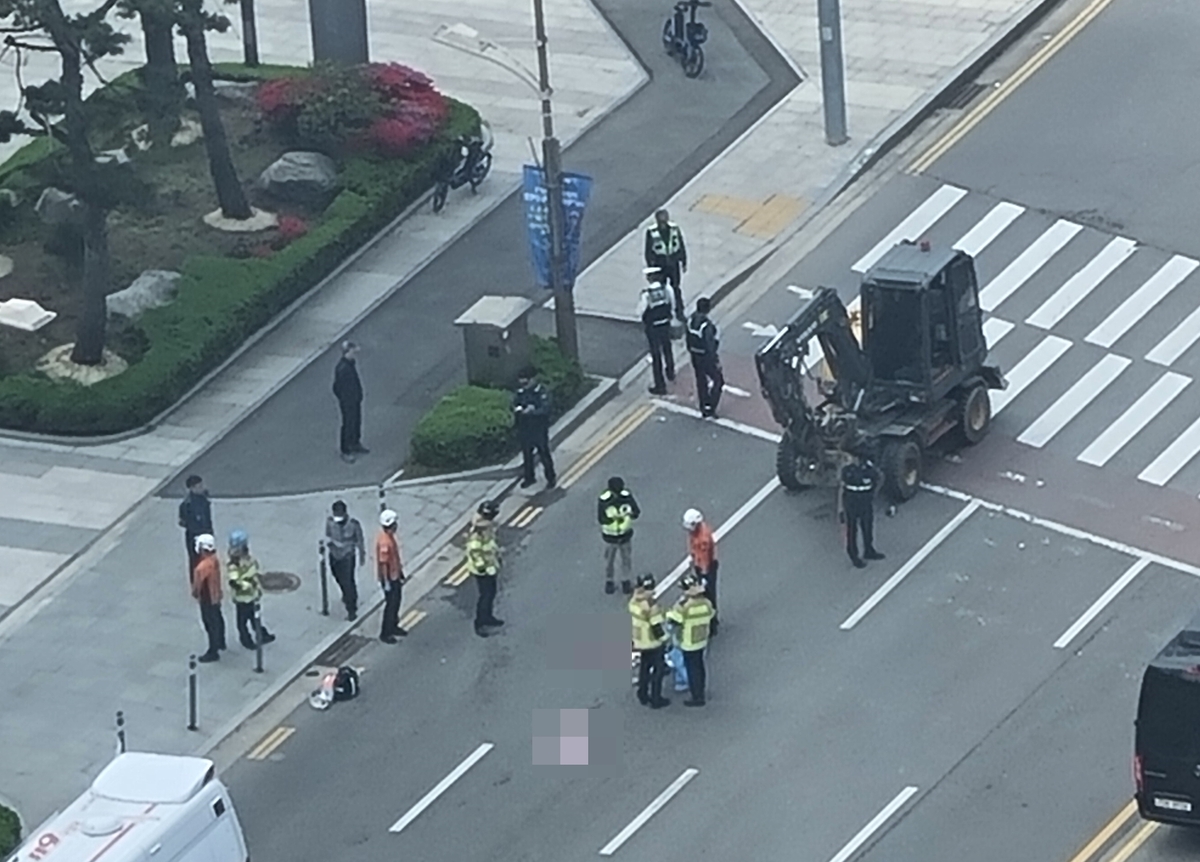 인천 송도 횡단보도 건너던 40대, 굴삭기에 치여 사망