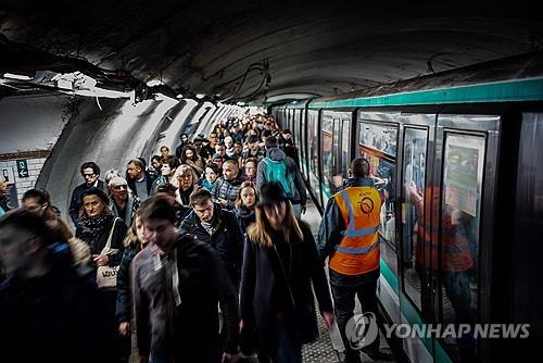 개명 간소화 뒤 프랑스서 14만여명 "성씨 바꿀래요"