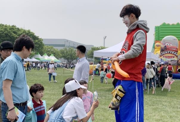 "엄마·아빠 회사에서 마술쇼 보고 에어바운스 체험해요"