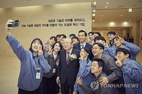 세아들과 현장행보 재개한 김승연…한화,'새판' 본격적으로 짠다