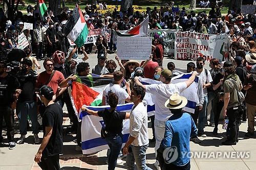 美대학 가자전쟁 반대시위로 몸살…UCLA선 맞불시위대와 '충돌'