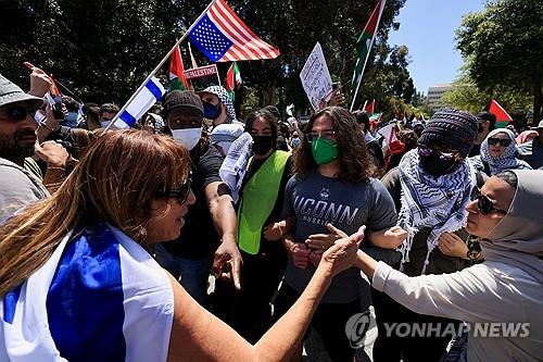 美대학 가자전쟁 반대시위로 몸살…UCLA선 맞불시위대와 '충돌'